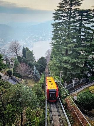 วันหยุดพักผ่อนส่งท้ายปีเก่าที่ทะเลสาบโคโม – ความงดงามแห่งฤดูหนาวของอิตาลี