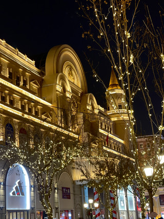 The Central Street shopping district has a very romantic atmosphere.