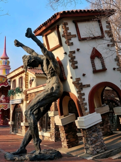 Harbin Cultural Park used to be just a regular amusement park, but now it has transformed into a super cool photo spot. The vibe is a mix of abandoned amusement park + fantasy + a touch of Cthulhu.
🌟 Main vibe of the place
The park features old rides that are still there, giving off a slightly eerie, haunted feel 😂. Some cartoon characters have "very strange designs" that look like they came straight out of a horror game. Broken ride instruction boards further enhance the "abandoned amusement park" atmosphere.
This place is perfect for photography enthusiasts who love bold colors and dreamcore aesthetics. It might also appeal to those who enjoy exploring spooky places 🤣.
📸 Tips for taking great photos
Visit in the afternoon when the sunlight is warm for the best shots.
Clear skies reduce the eerie vibe and make the place feel cozier.
Using a Fuji or CCD camera will give your photos a vintage feel.
I imagine that a vintage-style pre-wedding photoshoot here would look absolutely stunning.
❄️ Winter adds to the vibe
The grass inside turns into a snow-covered field.
The Ferris wheel corner is incredibly photogenic.
However, "stepping on the grass is prohibited" now, which limits some photo angles.
🚇 How to get there
Accessible by both subway and bus. The park is huge and open-air. Search for Harbin Cultural Park (哈尔滨文化公园) on the map.
💸 Admission: Free