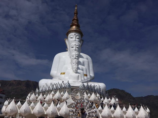 📍 วั ด ผ า ซ่ อ น แ ก้ ว 🔮🤍⛰️

ท่ามกลางขุนเขาและสายหมอกของเขาค้อ มีวัดที่งดงามราวกับงานศิลปะอย่าง วัดผาซ่อนแก้ว สถานที่ที่ผสมผสานความศรัทธาเข้ากับสถาปัตยกรรมอันวิจิตรได้อย่างลงตัว โดดเด่นด้วยลวดลายจากกระเบื้องและเครื่องเบญจรงค์หลากสีที่สะท้อนแสงระยิบระยับ สร้างความงดงามในทุกมุมมอง

ภายในวัดเต็มไปด้วยบรรยากาศอันเงียบสงบ เหมาะสำหรับการมากราบไหว้ ขอพร และใช้เวลาพักใจท่ามกลางธรรมชาติที่โอบล้อม ยิ่งเมื่อมองออกไปจะพบกับวิวภูเขาสุดลูกหูลูกตา ช่วยเติมเต็มทั้งความสุข ความสงบ และความประทับใจได้ในคราวเดียว

หากมีโอกาสมาเยือนเขาค้อ วัดผาซ่อนแก้ว คืออีกหนึ่งสถานที่ที่ควรแวะมาสัมผัสด้วยตัวเอง ทั้งความงดงามของศิลปะ ความศรัทธา และวิวธรรมชาติที่สวยจนยากจะลืม 🙏🏻✨

🤍⛰️🔮
#วัดผาซ่อนแก้ว #เขาค้อ #เพชรบูรณ์ #ไหว้พระ #เที่ยววัด #สายบุญ #เที่ยวเขาค้อ #รีวิวเที่ยว #thailandtravel