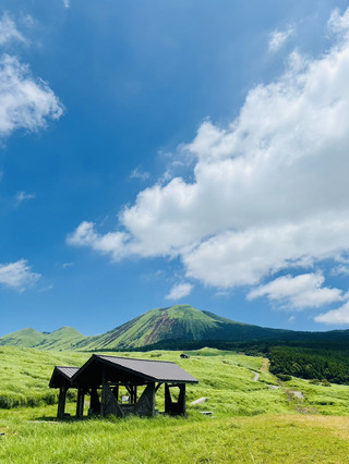 🇯🇵 Mt. Aso | Was the drive from Fukuoka worth it?
📍 Mt. Aso, Kumamoto
Mt. Aso was one of the places I wanted to visit on my Kyushu trip because I wanted to see a volcano with smoke still rising from its crater with my own eyes.
I drove from Fukuoka, which took about 2.5 hours. Most of the route was on the highway, making it easy to drive. Once I entered the Aso area, the view changed to vast grasslands and mountains, prompting me to stop and take photos even before reaching my destination.
The weather was clear the day I went, the smoke from the volcanic crater was clearly visible, and the wind was quite strong. It was cooler than I expected, even though it was midday.
What I liked most wasn't the volcanic crater itself, but the atmosphere of the surrounding area, the road cutting through the grasslands, and the constantly changing views. I stopped at several other spots just a few kilometers away.
Travel Information:
🚗 Fukuoka → Mt. Aso
⏱️ Approximately 2.5–3 hours
Recommendations:
· Check the crater's opening hours before your trip.
· If you have time, also visit Kusasenri and Daikanbo.
· Take photos in the morning. The lighting is better and there aren't many people yet.
⭐ Personal rating: 10/10