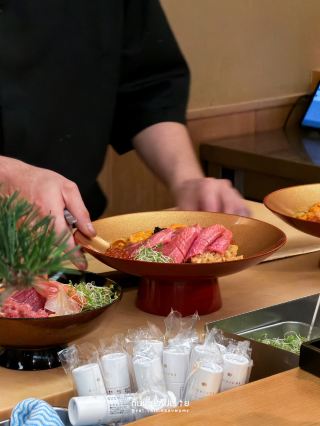 Waunn is a Japanese restaurant that specializes in serving generously portioned seafood rice bowls.