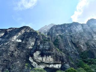 Lingtong Mountain: A Misty Cliffside Hidden Gem in Southern China