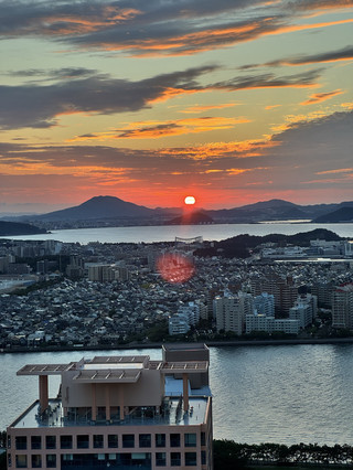 We absolutely loved Fukuoka, and visiting Fukuoka Tower was one of the highlights of our trip. The views from the observation deck are fantastic, especially in the evening. We came around sunset and it was beautiful to watch the city and the coastline slowly light up as it got darker. The atmosphere was very pleasant, and we spent quite a while just enjoying the panoramic views and taking photos. Definitely worth visiting if you are in Fukuoka, especially around sunset. A great experience and a wonderful memory from the city!