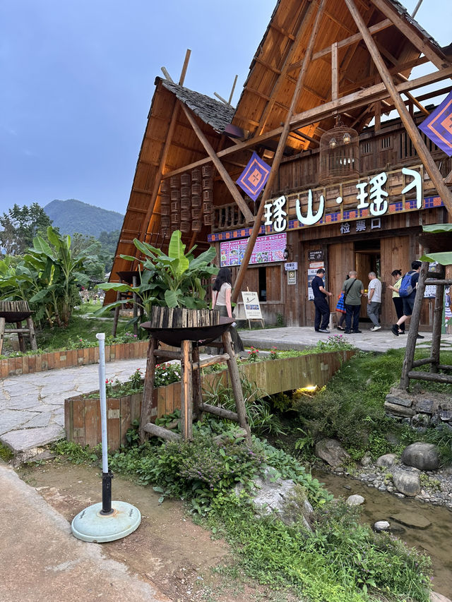 白天遊小七孔，晚上去瑤山古寨，體驗非遺文化特色