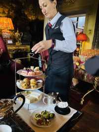 More than 300 years old historic, old-style English 5star hotel in Edinburgh 