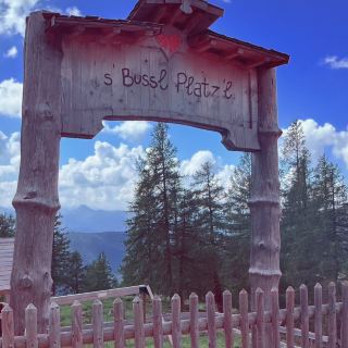 達赫斯坦冰川的雪景奇觀 ❄️🏔️

準備好沉浸在達赫斯坦冰川令人嘆為觀止的美景中！這裡冰雪覆蓋的山峰與陽光普照的高山草甸交相輝映，現代建築與永恆的自然奇觀和諧共存。拉姆紹達赫斯坦是開啟難忘戶外體驗的完美起點——想像一下，令人眼花繚亂的冰川景色、清新的山間空氣和無垠的藍天！

清晨從拉姆紹達赫斯坦出發，開啟您的探險之旅：在 9 點前抵達 Schildlehen 79，欣賞金色的夕陽灑落在崎嶇的冰川和精緻的冰川站建築上。搭乘全景纜車前往冰宮－千萬不要錯過拍攝精美冰雕的特寫鏡頭，背景是閃閃發光的雪峰！接下來，您可以漫步於懸於深淵之上的空中步道，這條氣勢磅礴的平台讓您盡享美景，拍攝出令人驚豔的自然風光，還能拍出「腳踏雲端」的絕美自拍照。在溫暖的午後，您可以沿著鮮花盛開的小徑漫步，欣賞點綴其間的現代高山建築；鮮豔的花朵與壯麗的冰川交相輝映，構成一幅絕美的攝影畫面。

重要提示：

– 請務必確認開放時間（週二休館，冬季部分日期不開放！）。

– 建議穿著多層衣物－即使陽光明媚，山頂的風也可能很刺骨。

– 太陽眼鏡必不可少，可以有效阻擋陽光照射在雪地和光滑建築上的眩光。

– 攜帶備用相機電池；寒冷的天氣會迅速耗盡電池電量。

– 穿著防滑的步行鞋：即使在春天，道路也可能結冰！

注意：天氣變化迅速－請攜帶備用雨衣，如果突然起霧，請避免在懸崖邊行走。

#達赫斯坦 #拉姆薩烏姆達赫斯坦 #雪山 #戶外探險 #奧地利