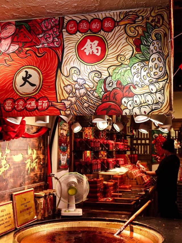 The Best Landmark in Chongqing - Hongya Cave!