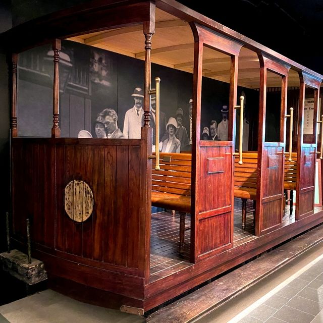 乘六代山頂纜車 賞百萬維港夜景