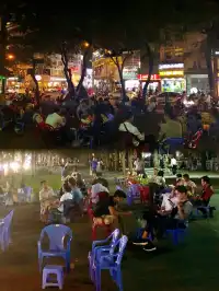 Come to Pham Ngu Lao Street for late-night snacks and experience Vietnam’s nightlife