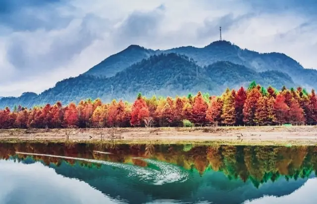 ฝั่งน้ำของป่าไม้แดง: มรดกของ Kanas ในภาคใต้ของ Anhui, การผสมผสานที่สมบูรณ์แบบระหว่างธรรมชาติและวัฒนธรรม