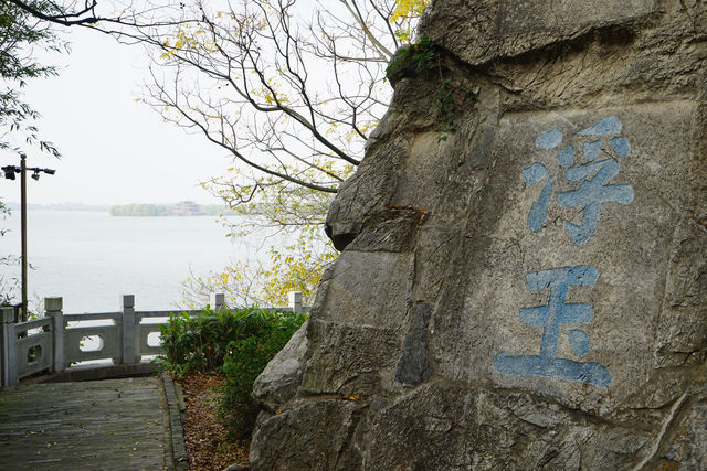 焦山，因其碧波環抱，滿山蒼翠，宛然碧玉浮江，