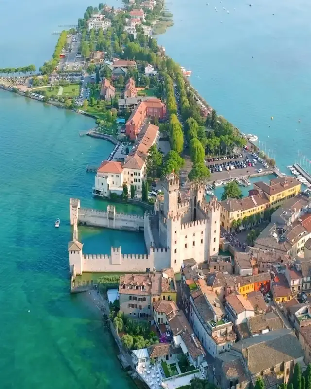 Unveiling the Charm of Sirmione: A Gem on the Shores of Lake Garda 🌺🍋