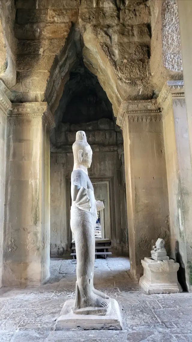 Angkor Wat - Seeing a Chinese inscription on a stone pillar (Figure 7)
