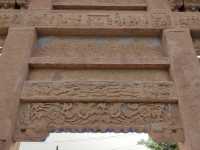 羅川趙氏石坊位於甘肅省正寧縣永和鎮羅川社區街道中軸線上，建於明萬曆四十二年到四十五年（1614-1617年），佔地999