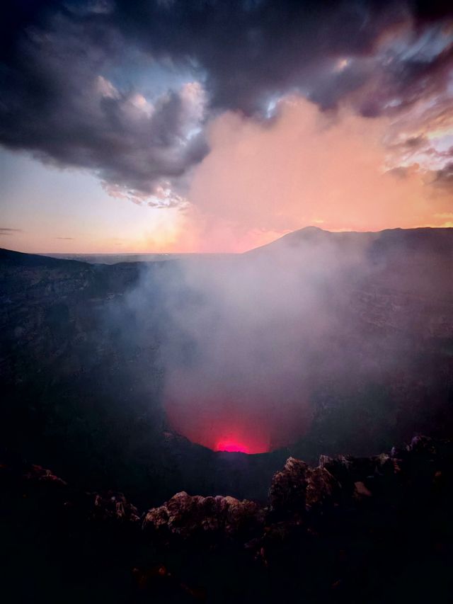 駕車去看滾燙的火山，在馬薩亞火山實現了