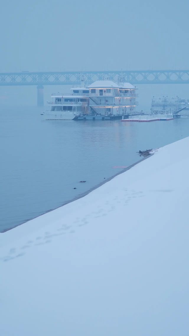 武漢長江大橋下的雪後藍調，太有氛圍感了