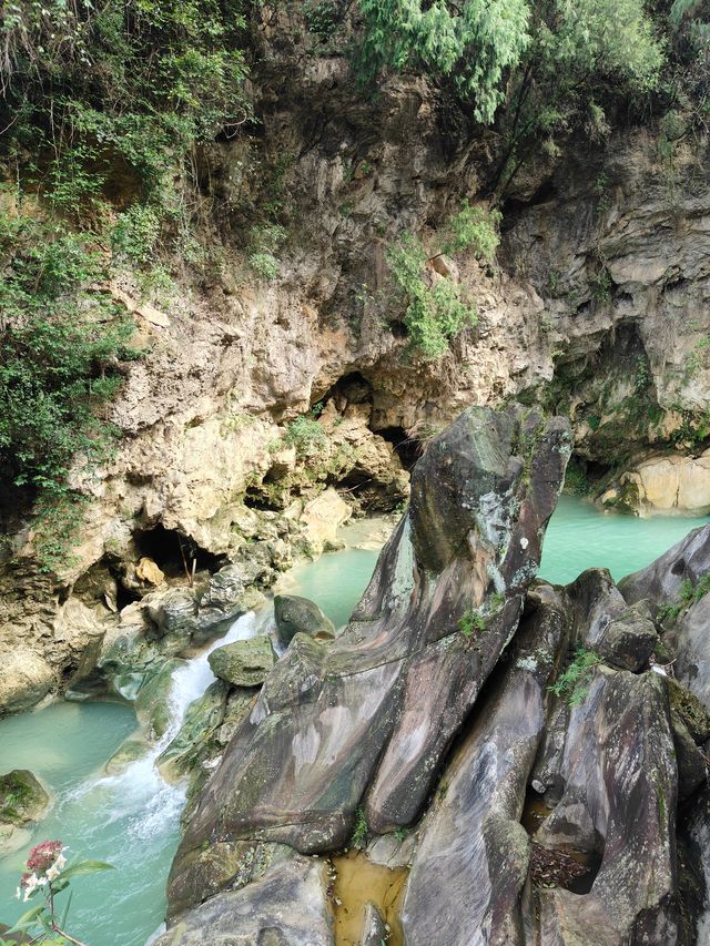 四川渠縣賨人谷，賨人穴居遺址，國家級生態公園