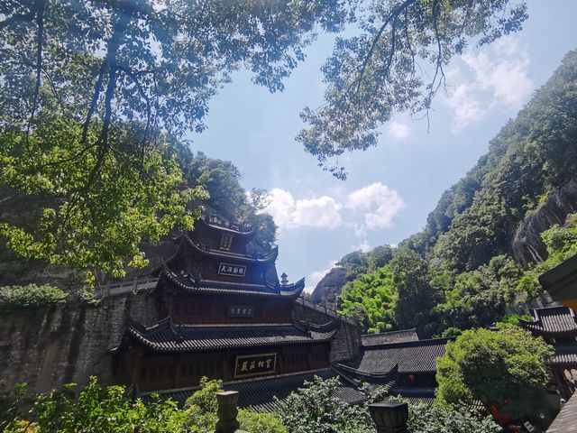 就衝新昌口號「一座天姥山，半部全唐詩」去了大佛寺