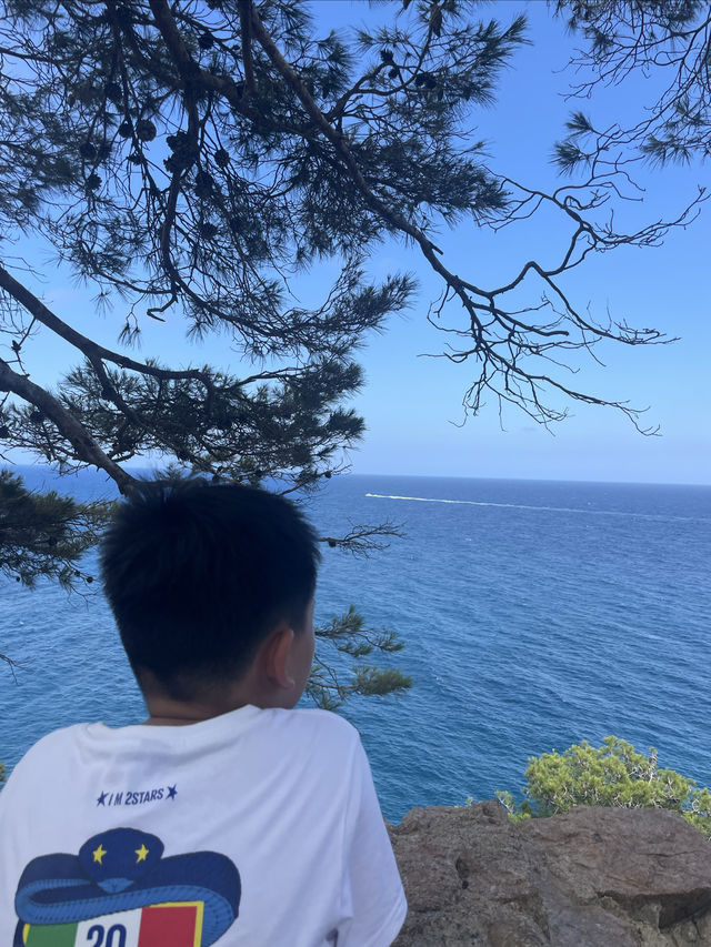 濱海托薩，一邊是古堡，一邊是大海