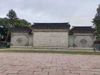 青浦大觀園係一座大型仿古園林建築，位於青商公路701號，坐落於淀山湖兩側，距離上海市中心六十五公里。