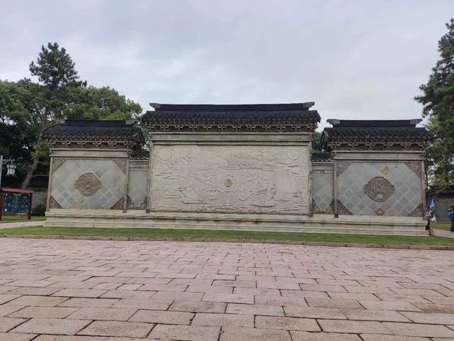 青浦大觀園係一座大型仿古園林建築，位於青商公路701號，坐落於淀山湖兩側，距離上海市中心六十五公里。