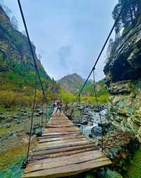 陡峭山壁中的察汗河。