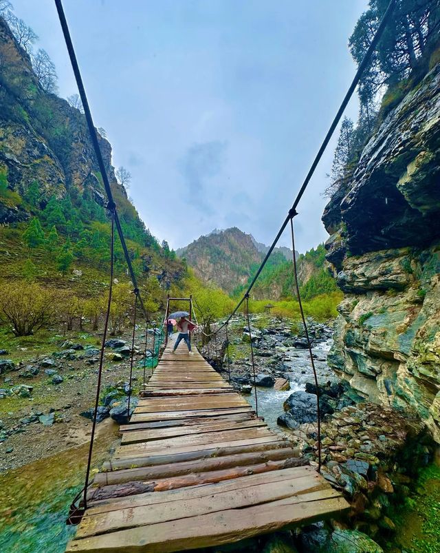 陡峭山壁中的察汗河。