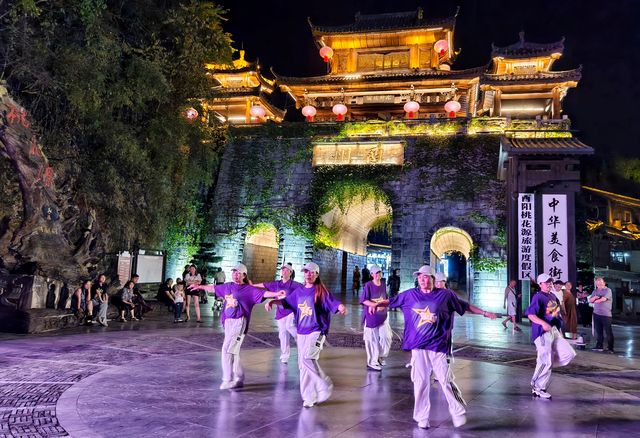 中秋夜放河燈,夢幻桃花源。