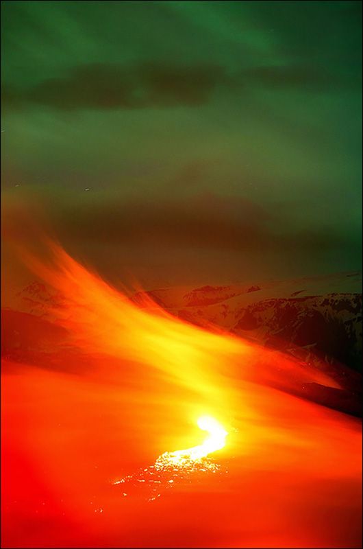 捕捉百年一遇壯觀景色 極光邂逅火山爆發。
