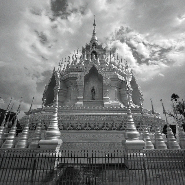 銀色佛塔｜西雙版納般若寺，有著明確的著裝要求，請不要穿吊帶、短裙、無袖短袖等