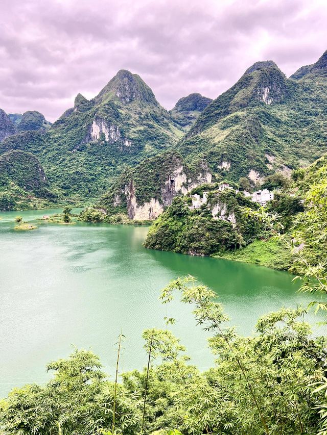 翡翠湖泊浩坤湖|||數十座山峰環抱一湖碧水…！。