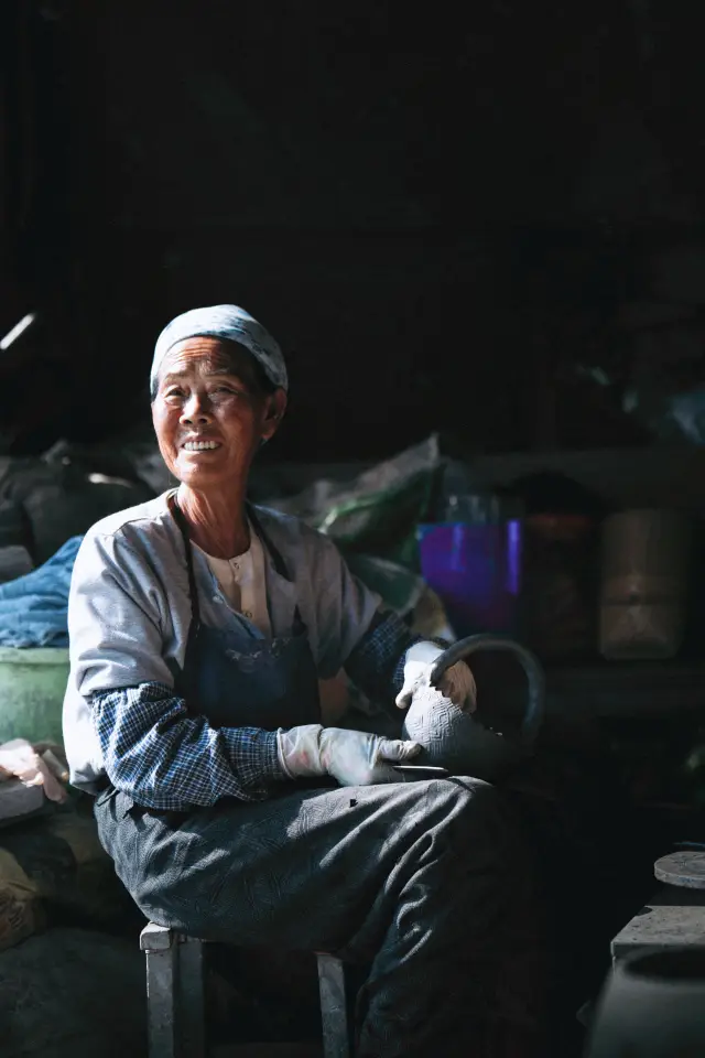 Old Times in the Soil | Mangshi Dai Pottery