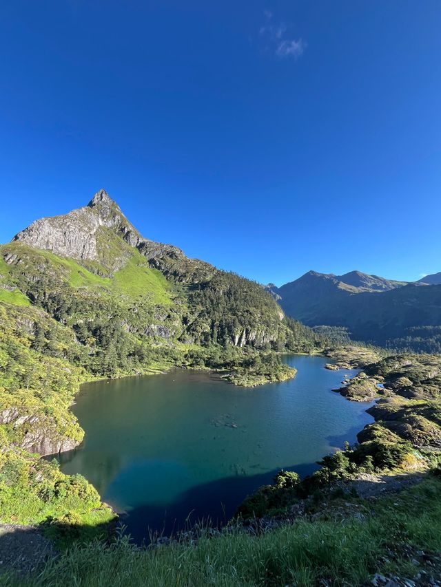 《南極洛：夏季徒步的極致浪漫，雪山與花海的完美邂逅》