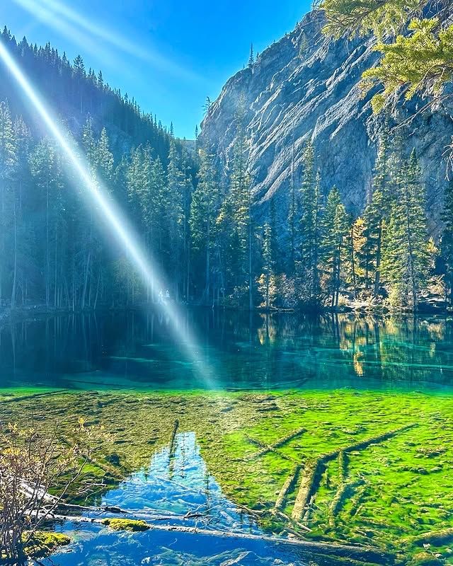加拿大坎莫爾 | 格拉西湖，洛磯山脈中的夢幻藍寶石！