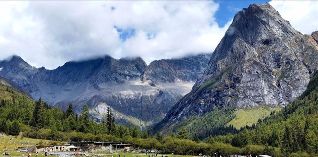 以下是一份四姑娘山旅遊攻略，希望能助你擁有一段美好的旅程。   前期準備   - 證件類：攜帶身份證