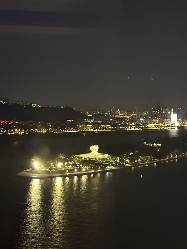 長沙高空浴缸房！同毛爺爺隔江對望