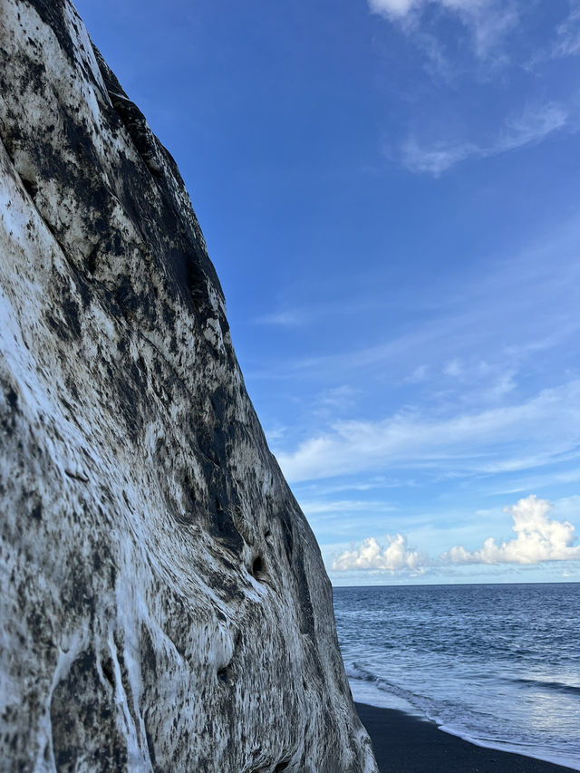 When mountain meets the sea⛰️🌊🌿