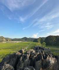 遠山晴空如畫境