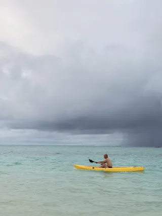 มัลดีฟส์มีฤดูแล้งและฤดูฝน เกาะมาธิเวรีเป็นเกาะที่มีผู้คนอาศัยอยู่ และแม่น้ำคงคา