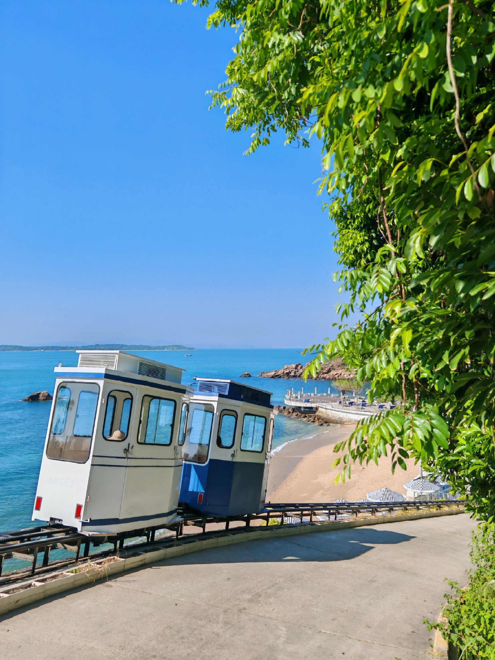 Shenzhen · Dapeng Yunhai Angel Bay

Girls! I found a truly stunning seaside spot in Shenzhen for your check-in! Every snap looks like a scene from a Korean drama 📸

🌊 Gorgeous sea-facing photo spots:
- Seaside mini train | Retro yellow and red colors
- Cliffside coffee cart | Feels like Jeju Island
- Yunhai Angel Bay | The sunset is breathtaking

✨ Must-try experiences:
1⃣️ 15 RMB for a ride on the fairy-tale mini train (10 RMB for hotel guests)
2⃣️ Get beautiful photos at two scenic spots for free
3⃣️ Wait for the sunset at the coffee cart on the hilltop

💡 Tips:
⏰ Best to go after 2 PM when it’s less crowded
🚗 Parking 40 RMB/hour, free for under 30 minutes
📷 Outfit suggestion: White tones look super gentle

Let me tell you a secret 🤫
The light is best around 3 to 4 PM
The sunset looks like a painting
Every shot is a heart-fluttering moment you’ll want to replay 💓