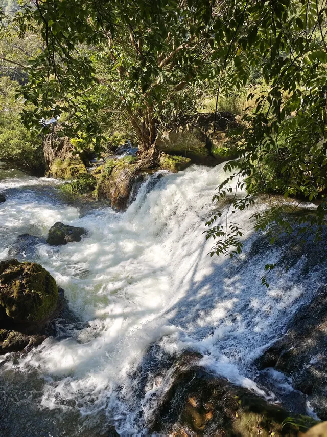 終於來到課本裡的黃果樹瀑布! 終於來到課本裡的黃果樹瀑布!