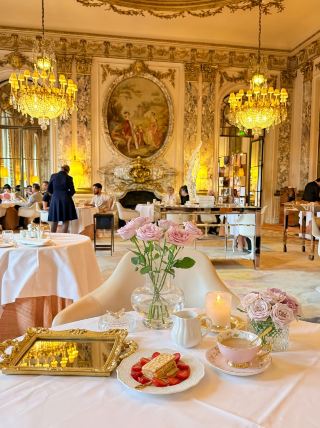 パリ宮廷風ホテルでフレンチロマンスに浸る