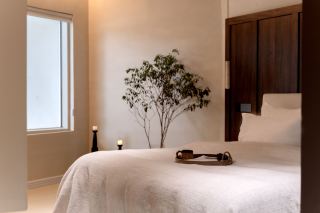 Live in the springtime of Dali! Open the window to see Erhai Lake, and just downstairs is the most beautiful seaside spot