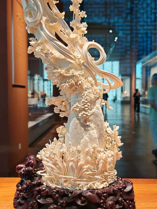 中国工芸美術館で非遺を感じる｜牙彫りの水仙花の神 | Trip.com 北京