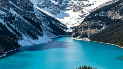 Breaking into the Maple Leaf Country: A Complete View of Snowy Mountains, Lake Blue, and Old Town Charm — traveler post in Toronto