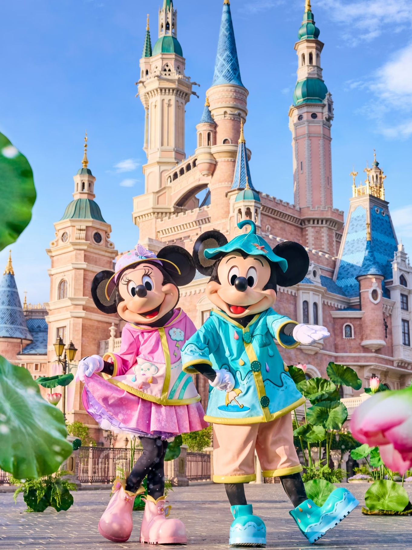1. Single-Day Precise Timeline (General Version, Follow Directly)

Prerequisite: It is recommended to arrive at the park entrance 1 hour early and queue up. Early Access Card holders can use the priority Early Access lane.

1. 7:30-8:30 Entry Phase  
Enter the park by scanning your ID card. Immediately open the "Shanghai Disneyland Resort" app to receive a reservation waiting card and bind your ticket. Head straight to Mickey Avenue to get the free 10th anniversary birthday sticker, and pick up the Dream Passport and Wish Stick.

2. 8:30-11:30 Rush Popular Attractions  
Priority rides: TRON Lightcycle Power Run → Seven Dwarfs Mine Train → Soaring Over the Horizon. Take advantage of the low morning crowd to reduce waiting times. Collect wish points and check in at themed decorations along the way.

3. 11:30-13:00 Lunch + Rest  
Avoid peak times at main restaurants by choosing Pinocchio Village Kitchen or Mickey & Friends Market Café to try the 10th anniversary limited meals. Rest at the flower beds in Fantasy Gardens while waiting for the parade.

4. 13:00-14:00 10th Anniversary Colorful Celebration Street Party  
Arrive 15 minutes early to secure a spot, actively participate in team interactions, take photos with characters, and fully immerse yourself in the parade experience.

5. 14:00-17:30 Leisure Attractions + Stamp Collection  
Enjoy gentle rides: Winnie the Pooh, The Many Adventures of Winnie the Pooh, The Honey Pot Spin, Woody’s Roundup Carnival; complete passport stamping throughout the park and collect wish points to redeem small gifts; encounter limited edition character photo ops.

6. 17:30-18:30 Dinner + Castle Spot Reservation  
Have a light dinner and head to the front stage area in front of the castle to reserve seats for the all-star stage show.

7. 18:30-19:10 Castle All-Star Stage Show  
The exclusive 10th anniversary song and dance performance is a must-see. Please do not leave during the show.

8. 19:10-20:15 Night Scenery Check-in  
Stroll around the castle, Fantasy Gardens, and Mickey Avenue at night to capture photos of the 10th anniversary light decorations. The crowd is relatively dispersed, making it the best time for photos.

9. 20:15-20:30 Fireworks Show Spot Reservation  
Preferred spots are the plaza directly in front of the castle and the lakeside area of Fantasy Gardens, with unobstructed views.

10. 20:30 Dream Lights Phantom Show (Fireworks)  
Watch the grand finale limited light and fireworks show, then exit the park in an orderly manner.

Summer Extended Night Sessions (Fridays/Saturdays in July-August): After the fireworks, the park remains open until 10:30 PM, allowing for a second round on popular rides or shopping for souvenirs.

2. Family-Friendly Route (Kid-Friendly, Low Intensity + Full Celebration Check-in)

Suitable for children aged 3-12, avoiding thrilling rides, focusing on interaction, shows, photos, and playful experiences.

1. Upon entry, get stickers and buy cartoon headbands to help kids quickly blend into the atmosphere.  
2. Morning: Photo at Mickey Avenue → The Many Adventures of Winnie the Pooh → Fantasia Carousel → Alice in Wonderland Maze (a great photo spot).  
3. Noon: Dine at a restaurant near the castle, then wait in place for the parade so kids have a good view without walking far.  
4. Afternoon: After the parade, enjoy Dumbo the Flying Elephant and Storybook Time, complete the Dream Passport stamping, and participate in wish collection mini-games.  
5. Evening: Watch the castle stage show featuring beloved cartoon characters.  
6. Night: Reserve a spot early for the fireworks show. The pace is relaxed to avoid long queues and intense rides.

Family Tips

· The park offers stroller rentals, essential for toddlers to save effort and convenience;  
· Mother and baby rooms are widely available, equipped with bottle warmers and diaper changing tables, locations can be found in the app;  
· Keep children within sight at all times, as crowds are large during parades and shows.

3. Outfit & Advanced Photo Guide (10th Anniversary Themed Shots)

1. Outfit Coordination

· Main colors: white, light blue, light gold (matching the 10th anniversary starlight and castle theme), wearing similar tones blends well with park decorations;  
· Accessories: purchase 10th anniversary limited edition headbands, bows, birthday hats in the park to enhance the festive vibe;  
· Avoid: dark pure black clothes look dull in night photos, try to wear less.

2. Unique Photo Spots (Avoid Crowds)

1. Left pathway of the castle: fewer people, great for full castle panorama with 10th anniversary light decorations;  
2. Lakeside of Fantasy Gardens: water reflections of the castle and fireworks, perfect composition;  
3. Flower beds at the end of Mickey Avenue: 10th anniversary themed floral arrangements, great for fresh daytime shots;  
4. Treasure Cove boardwalk: vintage style with celebration decorations, unique atmosphere.

4. Budget Reference (Single/Double/Family of Three Standards)

Based on regular weekday tickets, excluding Early Access or VIP cards.

1. Economy (Single, approx. 600-700 RMB)  
Ticket 475 RMB + bring your own water/snacks + small amount of merchandise (stickers/pins) ≈ 600+ RMB

2. Comfortable (Single, approx. 900-1100 RMB)  
Ticket 475 RMB + 2 full meals + limited edition desserts (about 280 RMB) + basic souvenirs (headband, passport, wish stick) ≈ 1000 RMB

3. Family (2 adults + 1 child, approx. 2200-2600 RMB)  
Adult tickets ×2 + child ticket + 3 meals + desserts + family souvenirs + stroller rental ≈ 2400 RMB

Note: VIP/Early Access cards are extra expenses, recommended for peak seasons to significantly save queue time.

5. Frequently Asked Questions & Tips

1. Can snacks and water bottles be brought in?  
Unopened snacks and sealed water bottles are allowed. Free drinking water is available throughout the park, so no need to buy drinks. Opened food, self-heating meals, and instant noodles are prohibited.

2. Can shows be entered midway or watched again?  
The 10th anniversary limited parade, stage show, and fireworks have no replays or additional sessions. If missed, you cannot watch them that day. Be sure to keep track of the schedule.

3. Will souvenirs sell out?  
Popular 10th anniversary items like plush toys, pins, and wish sticks sell out easily on holidays and weekends. It is recommended to shop in the morning.

4. What is the most convenient transportation?  
· Public transport: Metro Line 11 goes directly to Disney Station, a 5-minute walk to the park, most cost-effective;  
· Driving: Park at the Disneyland parking lot, daily fee about 100 RMB, arriving early gives priority to spots near the park.

5. Weather preparation  
Summer heat: bring sunscreen, small fans, wet wipes; rainy days: official raincoats are sold in the park, long umbrellas are not allowed.

6. Two-Day Detailed Itinerary (Deep Celebration + Attractions)

Day 1: Pure Celebration Experience (Photos + Shows + Interaction)  
No rush for rides all day, check in all 10th anniversary themed decorations, collect all passport stamps, gather wish gifts, attend all limited shows, leisurely shop and try limited foods, focusing on immersive birthday atmosphere.

Day 2: Enjoy Attractions + Final Shopping  
1. Morning: Focus on thrilling rides (TRON Lightcycle Power Run, Mine Train, Soaring Over the Horizon), using familiarity from day one for efficient queuing;  
2. Afternoon: Check out Adventure Isle, Treasure Cove, and Toy Story Land’s lesser-known attractions;  
3. Evening: Last round of shopping to complete souvenir collection and end the trip.