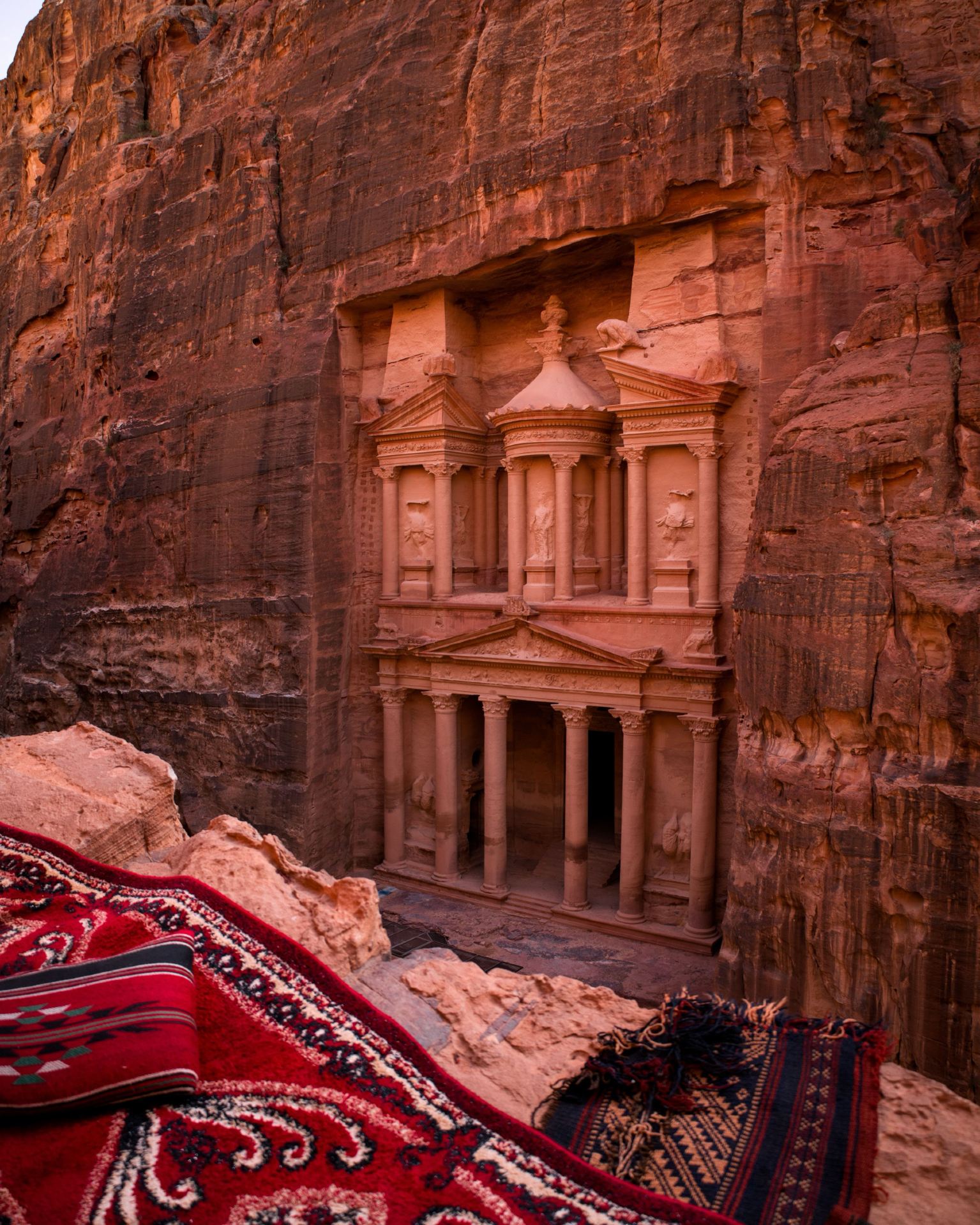 Petra, Jordan | Hoa hồng giữa sa mạc: Tôi tình cờ phát hiện ra một "Kho báu màu hồng bị thất lạc" trên vách đá.