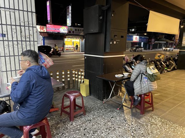 台北內湖｜東湖路上美味的乾意麵、滷肉飯，到半夜都還很多人