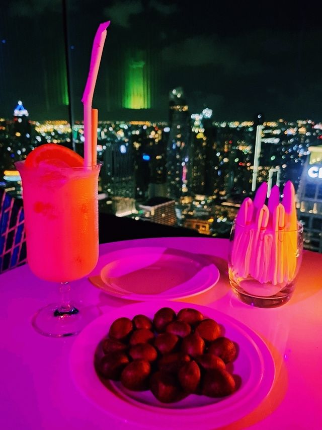 นั่งชิลชมกรุงยามค่ำคืนที่ Red Sky Restaurant
